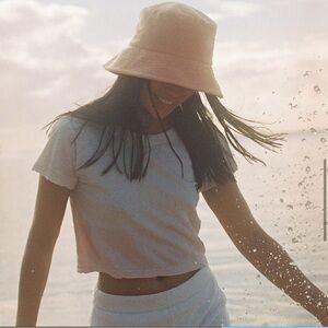 NEW! Lack of color Wave Bucket hat in Peach